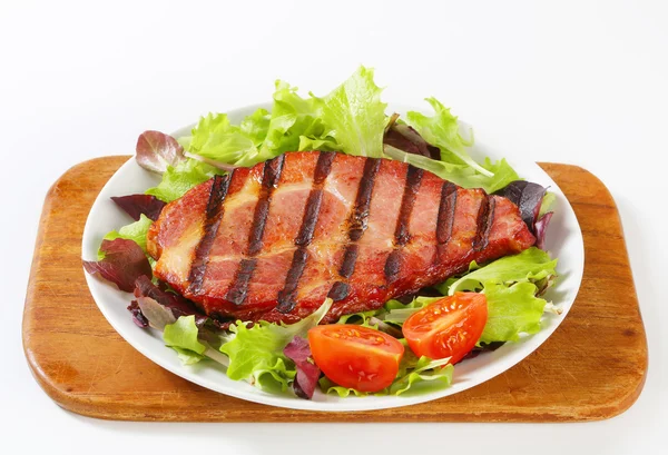 Carne di maiale alla griglia con verdure per insalata — Foto Stock