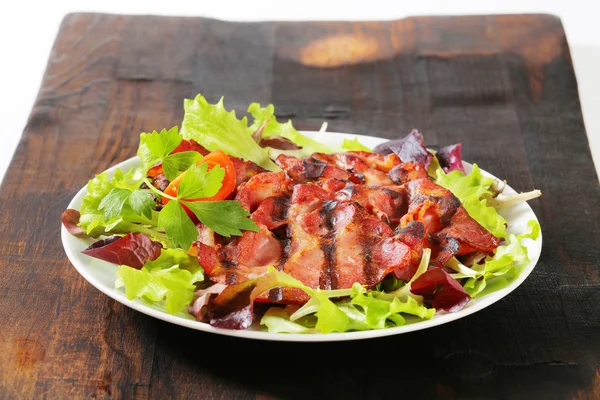 Viande de porc grillée avec salades vertes — Photo