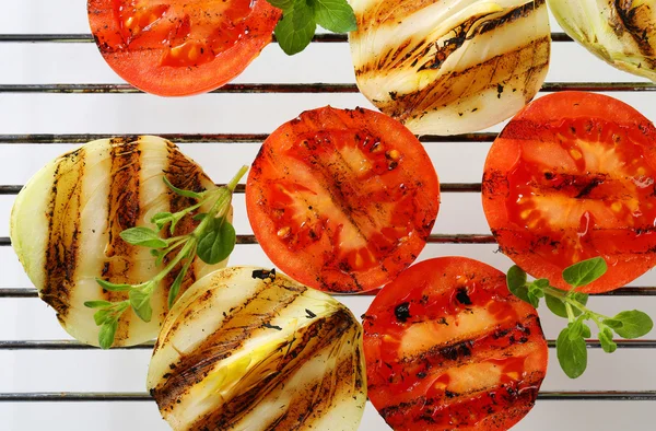 Gegrillte Tomaten und Zwiebeln auf Grillrost — Stockfoto