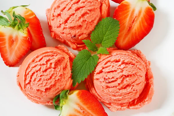 Strawberry sherbet — Stock Photo, Image