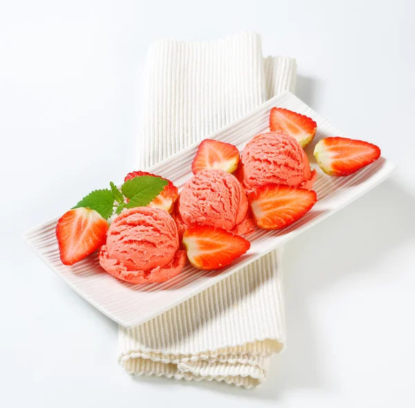 Strawberry sherbet with fresh strawberries — Stock Photo, Image