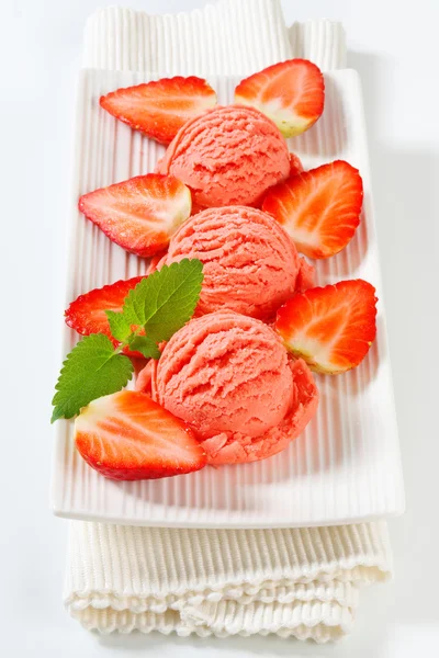 Strawberry sherbet with fresh strawberries — Stock Photo, Image