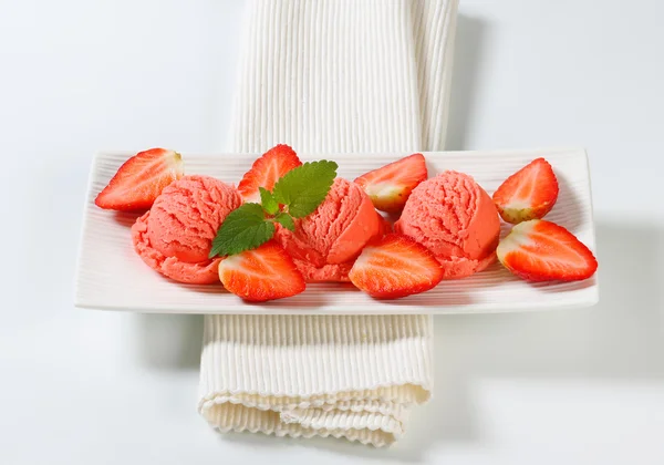 Strawberry sherbet with fresh strawberries — Stock Photo, Image