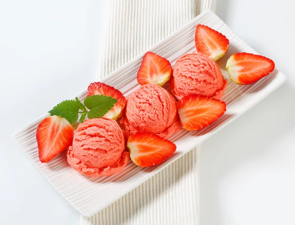 Strawberry sorbet med färska jordgubbar — Stockfoto