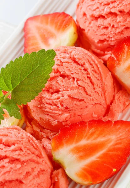 Strawberry sherbet with fresh strawberries — Stock Photo, Image