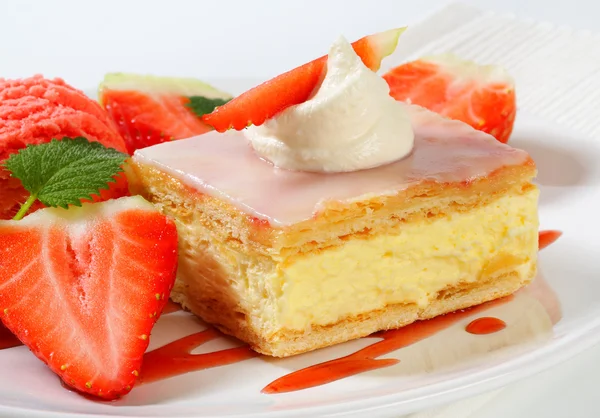 Custard (Vanilla) Slice with strawberries and ice cream — Stock Photo, Image