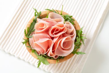 Roket salata ve dilimlenmiş jambon
