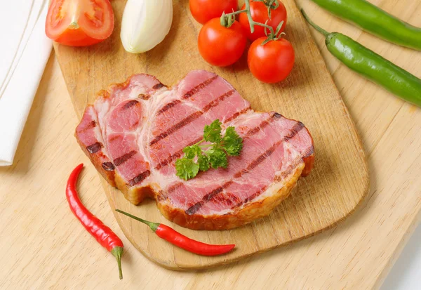 Gegrilltes Schweinesteak und frisches Gemüse — Stockfoto