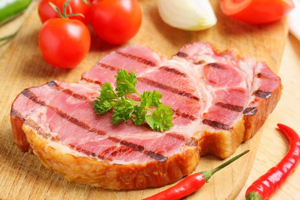 Gegrilltes Schweinesteak und frisches Gemüse — Stockfoto