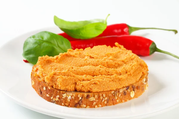 Bread with vegetable spread — Stock Photo, Image