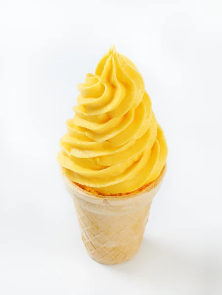 Мягкое мороженое — стоковое фото