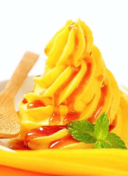 Yellow buttercream with raspberry sauce — Φωτογραφία Αρχείου