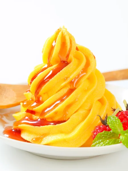 Crema amarilla con salsa de frambuesa —  Fotos de Stock