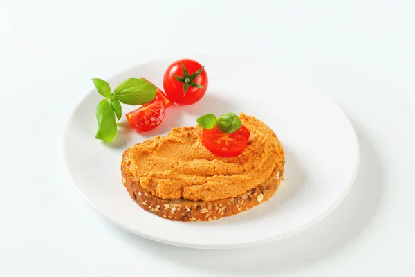 Brot mit Tomatenaufstrich — Stockfoto