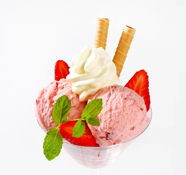 Strawberry ice cream sundae — Stock Photo, Image