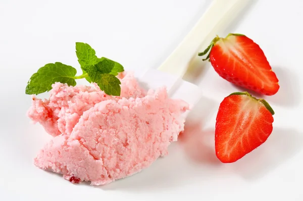 Strawberry ice cream — Stock Photo, Image