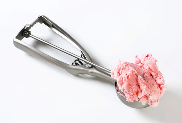 Scoop di gelato alla fragola — Foto Stock