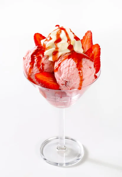 Jahodový Zmrzlinový pohár — Stock fotografie