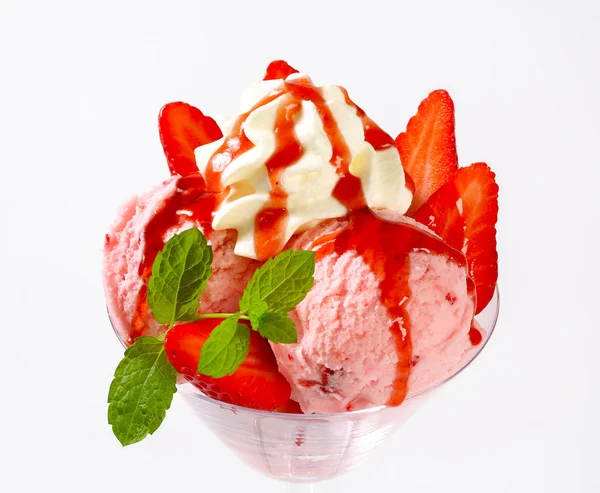 Strawberry ice cream sundae — Stock Photo, Image