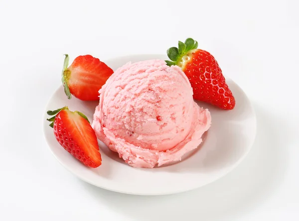 Strawberry ice cream — Stock Photo, Image