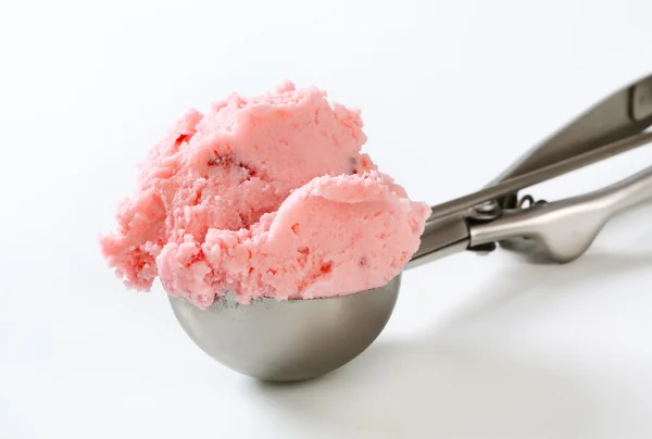 Cucharada de helado rosa —  Fotos de Stock