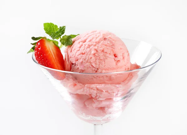 Strawberry ice cream  in stemmed glass — Stok fotoğraf