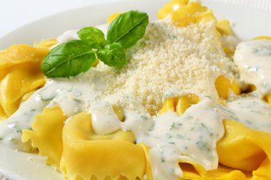 Ricotta ve ıspanak tortelloni krema sos ve parmesan ile