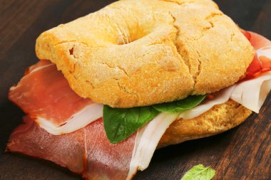 Kuru tedavi Jambonlu sandviç