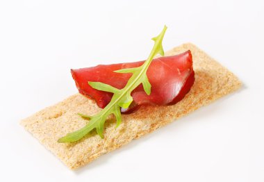 bütün tahıl gevrek ekmek füme Dana eti ile