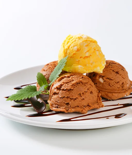 Мороженое с шоколадным сиропом — стоковое фото