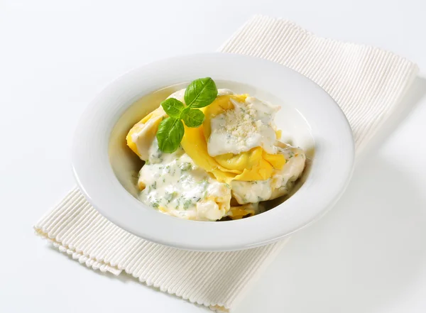 Ricota e tortelloni de espinafre com molho de creme e parmesão — Fotografia de Stock