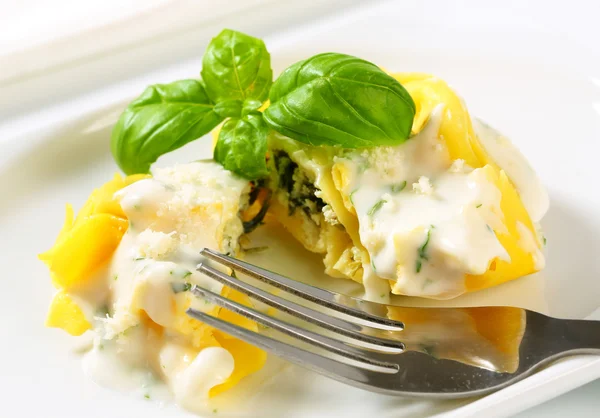 Ricotta en spinazie tortellini met roomsaus en Parmezaanse kaas — Stockfoto