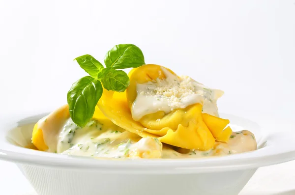 Ricotta and spinach tortelloni with cream sauce and Parmesan — Stock Photo, Image