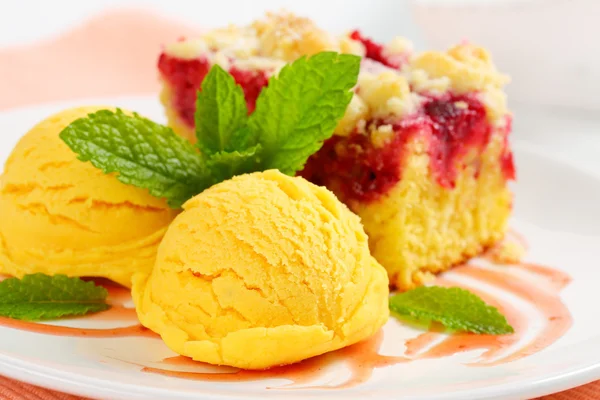 Raspberry cake with ice-cream — Stock Photo, Image