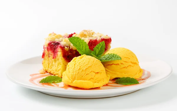 Raspberry cake with ice-cream — Stock Photo, Image