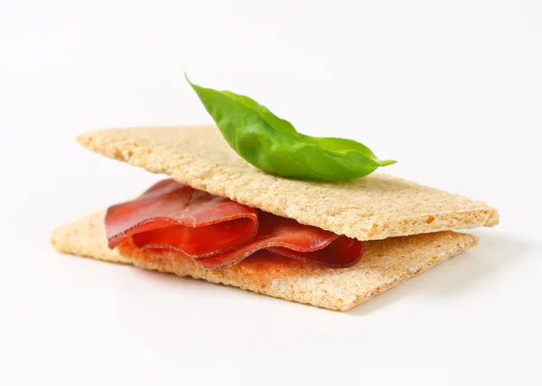 Whole grain crisp bread with smoked beef — Stock Photo, Image