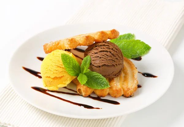 Ice cream with puff pastry biscuits — Stock Photo, Image