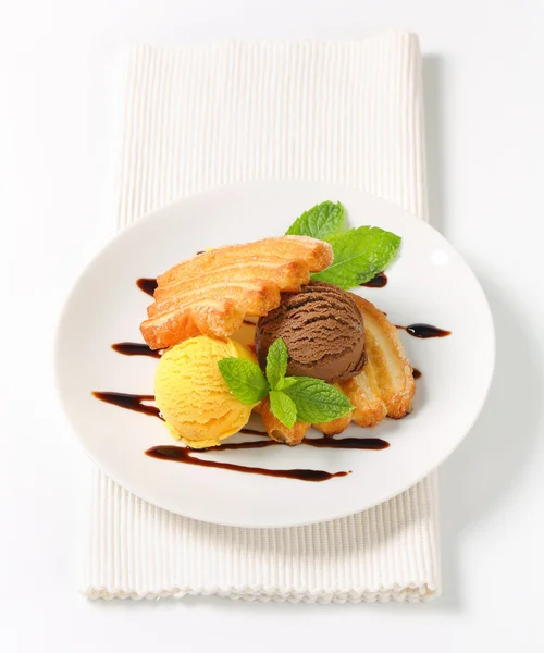 Ice cream with puff pastry biscuits — Stock Photo, Image