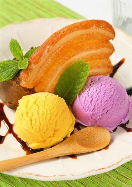 Ice cream met bladerdeeg koekje — Stockfoto