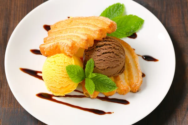 Fagylalt, leveles tészta keksz — Stock Fotó