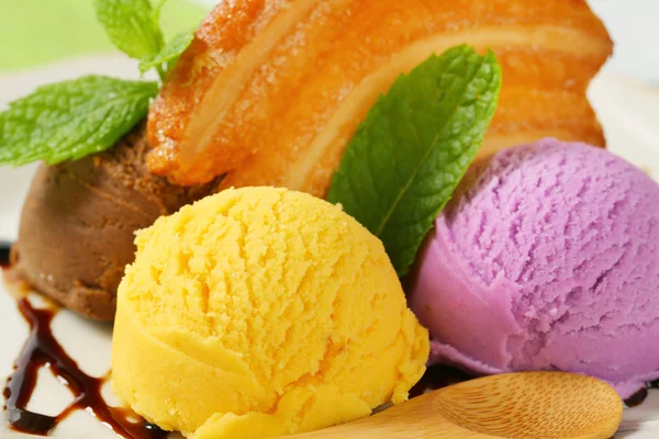 Ice cream met bladerdeeg koekje — Stockfoto