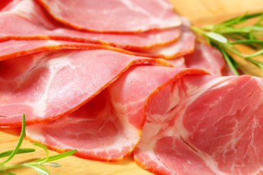 ince dilimlenmiş füme domuz eti boyun