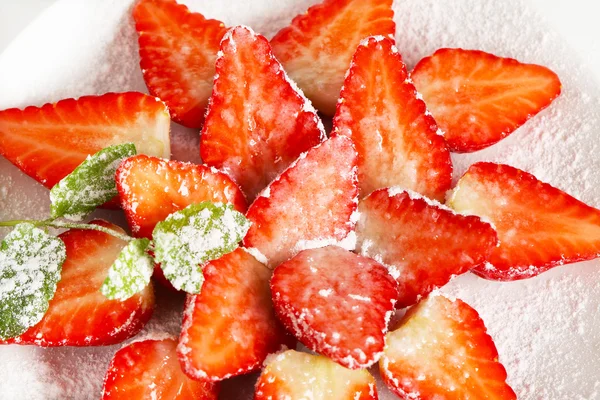 Fresas frescas con azúcar glaseado —  Fotos de Stock
