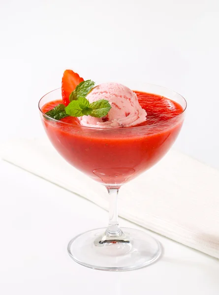 Gelato con salsa di fragole — Foto Stock