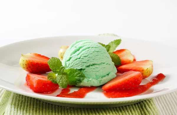 Gelato verde con fragole — Foto Stock