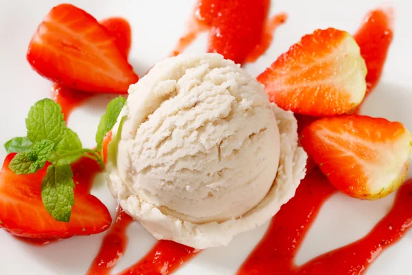 Crème glacée aux fraises — Photo