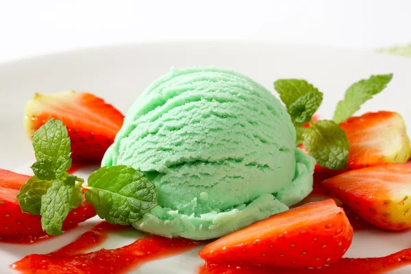 Green ice cream with strawberries — Stock Photo, Image