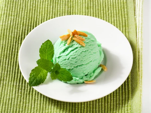 Kepçe yeşil dondurma — Stok fotoğraf