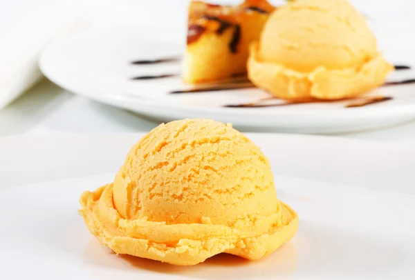 Gelato e pan di Spagna — Foto Stock