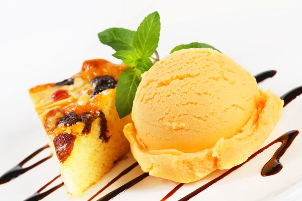 Sponge cake with ice cream — Stok fotoğraf